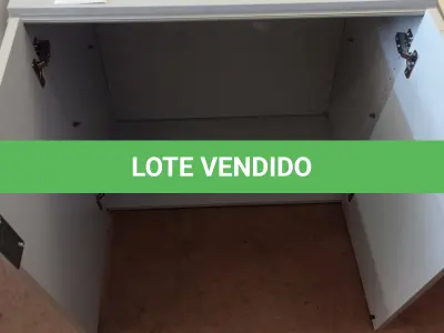 LOTE 131 - 01 ARMÁRIO BAIXO EM MADEIRA 02 PORTAS. (NO ESTADO EM QUE SE ENCONTRA. SUJEITO A AVARIAS OCULTAS/VISÍVEIS.)