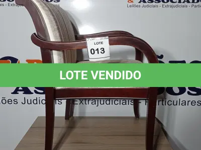 LOTE 013 - 01 CADEIRA ACENTO LISTRADO. (NO ESTADO EM QUE SE ENCONTRA. SUJEITO A AVARIAS OCULTAS/VISÍVEIS.)