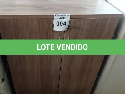 LOTE 094 - 01 ARMÁRIO EM MADEIRA 02 PORTAS. (NO ESTADO EM QUE SE ENCONTRA. SUJEITO A AVARIAS OCULTAS/VISÍVEIS.)