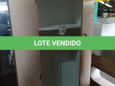 LOTE 122 - 01 ARMÁRIO ALTO EM MADEIRA 02 PORTAS. (NO ESTADO EM QUE SE ENCONTRA. SUJEITO A AVARIAS OCULTAS/VISÍVEIS.)