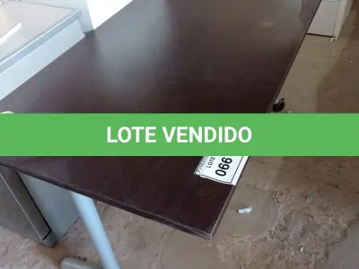 LOTE 066 - 01 MESA COM RODINHAS. (NO ESTADO EM QUE SE ENCONTRA. SUJEITO A AVARIAS OCULTAS/VISÍVEIS.)