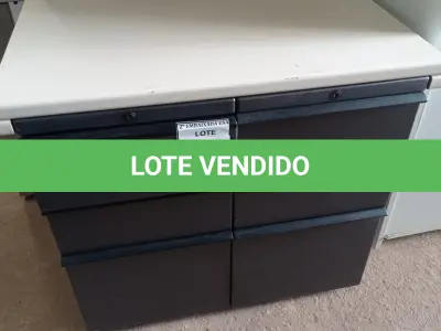 LOTE 101 - 01 MESA EM MADEIRA COM GAVETEIRO EM AÇO 06 GAVETAS.  (NO ESTADO EM QUE SE ENCONTRA. SUJEITO A AVARIAS OCULTAS/VISÍVEIS.)