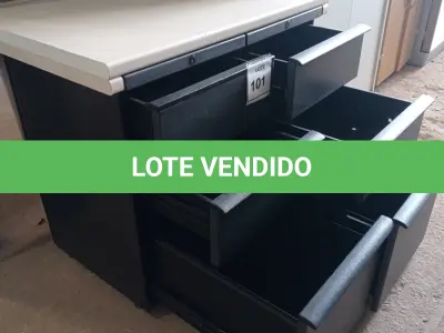 LOTE 101 - 01 MESA EM MADEIRA COM GAVETEIRO EM AÇO 06 GAVETAS.  (NO ESTADO EM QUE SE ENCONTRA. SUJEITO A AVARIAS OCULTAS/VISÍVEIS.)