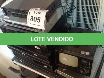 LOTE 305 - 01 LOTE COM APARELHOS DE DVD E VHS MODELOS DIVERSOS. (NO ESTADO) ATENÇÃO! FAZER A VISITAÇÃO ANTES DE ARREMATAR, NÃO SABEMOS SE FUNCIONA. LEILÃO NÃO TEM GARANTIA E NEM DEVOLUÇÃO, SUJEITO A POSSÍVEIS AVARIAS VISÍVEIS/OCULTAS E/OU AUSÊNCIA DE COMPONENTES.