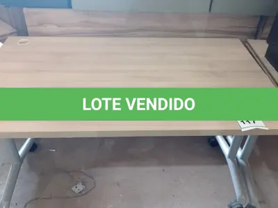 LOTE 117 - 01 MESA COM RODINHAS. (NO ESTADO EM QUE SE ENCONTRA. SUJEITO A AVARIAS OCULTAS/VISÍVEIS.)