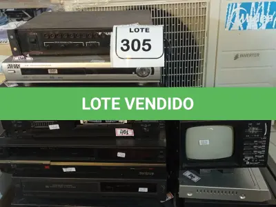 LOTE 305 - 01 LOTE COM APARELHOS DE DVD E VHS MODELOS DIVERSOS. (NO ESTADO) ATENÇÃO! FAZER A VISITAÇÃO ANTES DE ARREMATAR, NÃO SABEMOS SE FUNCIONA. LEILÃO NÃO TEM GARANTIA E NEM DEVOLUÇÃO, SUJEITO A POSSÍVEIS AVARIAS VISÍVEIS/OCULTAS E/OU AUSÊNCIA DE COMPONENTES.