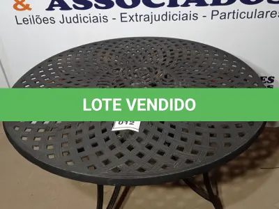 LOTE 012 - 01 GARDEN TABLE. (MESA DE JARDIM) (NO ESTADO EM QUE SE ENCONTRA. SUJEITO A AVARIAS OCULTAS/VISÍVEIS.) BH1670G