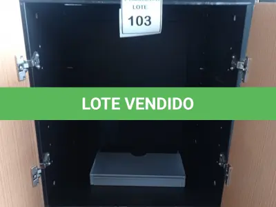 LOTE 103 - 01 ARMÁRIO BAIXO EM MADEIRA 02 PORTAS. (NO ESTADO EM QUE SE ENCONTRA. SUJEITO A AVARIAS OCULTAS/VISÍVEIS.)