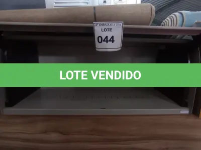 LOTE 044 - 01 ARMÁRIO SUSPENSO EM AÇO. (NO ESTADO EM QUE SE ENCONTRA. SUJEITO A AVARIAS OCULTAS/VISÍVEIS.)