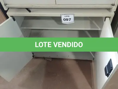 LOTE 097 - 01 ARMÁRIO BAIXO EM MADEIRA 02 PORTAS. (NO ESTADO EM QUE SE ENCONTRA. SUJEITO A AVARIAS OCULTAS/VISÍVEIS.)