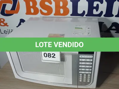 LOTE 082 - 01 MICRO-ONDAS ELECTROLUX 220V (MICROWAVE). (NO ESTADO EM QUE SE ENCONTRA. SUJEITO A AVARIAS OCULTAS/VISÍVEIS.) BH1518M