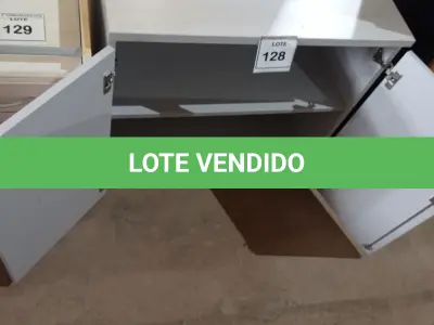 LOTE 128 - 01 ARMÁRIO BAIXO EM MADEIRA 02 PORTAS. (NO ESTADO EM QUE SE ENCONTRA. SUJEITO A AVARIAS OCULTAS/VISÍVEIS.)