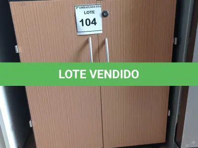 LOTE 104 - 01 ARMÁRIO BAIXO EM MADEIRA 02 PORTAS. (NO ESTADO EM QUE SE ENCONTRA. SUJEITO A AVARIAS OCULTAS/VISÍVEIS.)