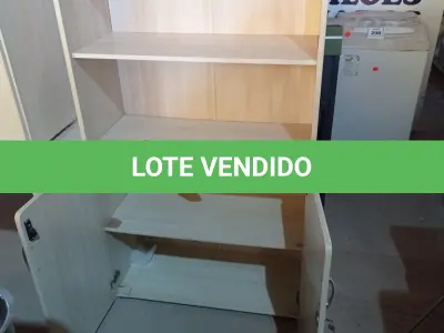 LOTE 363 - 01 ARMÁRIO EM MADEIRA PARA ESCRITÓRIO COM 02 PORTAS E PRATELEIRA. (NO ESTADO) ATENÇÃO! FAZER A VISITAÇÃO ANTES DE ARREMATAR, NÃO SABEMOS SE FUNCIONA. LEILÃO NÃO TEM GARANTIA E NEM DEVOLUÇÃO, SUJEITO A POSSÍVEIS AVARIAS VISÍVEIS/OCULTAS E/OU AUSÊNCIA DE COMPONENTES.