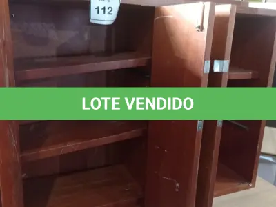 LOTE 112 - 01 ARMÁRIO EM MADEIRA COM 04 PORTAS. (NO ESTADO EM QUE SE ENCONTRA. SUJEITO A AVARIAS OCULTAS/VISÍVEIS.)