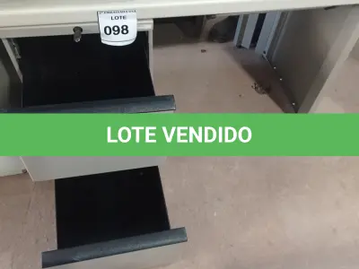 LOTE 098 - 01 MESA EM MADEIRA COM GAVETEIRO EM AÇO 02 GAVETAS.  (NO ESTADO EM QUE SE ENCONTRA. SUJEITO A AVARIAS OCULTAS/VISÍVEIS.)