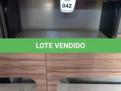 LOTE 042 - 01 ARMÁRIO SUSPENSO. (NO ESTADO EM QUE SE ENCONTRA. SUJEITO A AVARIAS OCULTAS/VISÍVEIS.)