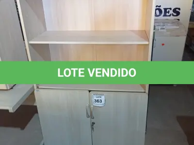 LOTE 363 - 01 ARMÁRIO EM MADEIRA PARA ESCRITÓRIO COM 02 PORTAS E PRATELEIRA. (NO ESTADO) ATENÇÃO! FAZER A VISITAÇÃO ANTES DE ARREMATAR, NÃO SABEMOS SE FUNCIONA. LEILÃO NÃO TEM GARANTIA E NEM DEVOLUÇÃO, SUJEITO A POSSÍVEIS AVARIAS VISÍVEIS/OCULTAS E/OU AUSÊNCIA DE COMPONENTES.