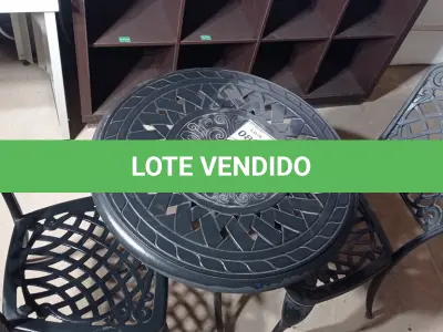 LOTE 087 - 02 GARDEN CHAIR. (CADEIRAS DE JARDIM) E 01 GARDEN IRON TABLE (MESA DE FERRO DE JARDIM) (NO ESTADO EM QUE SE ENCONTRA. SUJEITO A AVARIAS OCULTAS/VISÍVEIS.) AV9410R/ AV9419E/ AV9419G