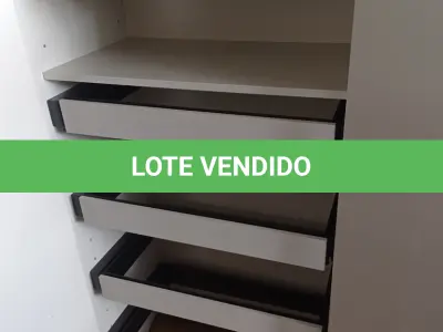LOTE 102 - 01 ARMÁRIO BAIXO EM MADEIRA 02 PORTAS. (NO ESTADO EM QUE SE ENCONTRA. SUJEITO A AVARIAS OCULTAS/VISÍVEIS.)