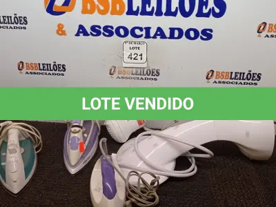 LOTE 421 - 01 LOTE COM 02 CHUVEIROS ELÉTRICOS E 03 FERROS DE PASSAR ROUPAS. (NO ESTADO) ATENÇÃO! FAZER A VISITAÇÃO ANTES DE ARREMATAR, NÃO SABEMOS SE FUNCIONA. LEILÃO NÃO TEM GARANTIA E NEM DEVOLUÇÃO, SUJEITO A POSSÍVEIS AVARIAS VISÍVEIS/OCULTAS E/OU AUSÊNCIA DE COMPONENTES.