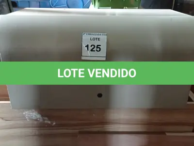 LOTE 125 - 01 ARMÁRIO SUSPENSO. (NO ESTADO EM QUE SE ENCONTRA. SUJEITO A AVARIAS OCULTAS/VISÍVEIS.)