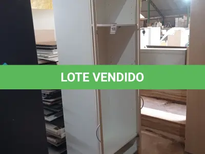 LOTE 122 - 01 ARMÁRIO ALTO EM MADEIRA 02 PORTAS. (NO ESTADO EM QUE SE ENCONTRA. SUJEITO A AVARIAS OCULTAS/VISÍVEIS.)