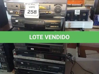 LOTE 258 - 06 APARELHOS DE VÍDEO CASSETE VHS E 01 APARELHO DE DVD MODELOS DIVERSOS. (NO ESTADO) ATENÇÃO! FAZER A VISITAÇÃO ANTES DE ARREMATAR, NÃO SABEMOS SE FUNCIONA. LEILÃO NÃO TEM GARANTIA E NEM DEVOLUÇÃO, SUJEITO A POSSÍVEIS AVARIAS VISÍVEIS/OCULTAS E/OU AUSÊNCIA DE COMPONENTES.