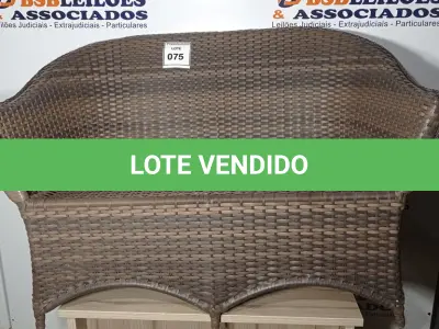 LOTE 075 - 01 GARDEN SOFA (SOFÁ DE JARDIM). (NO ESTADO EM QUE SE ENCONTRA. SUJEITO A AVARIAS OCULTAS/VISÍVEIS.) AV9901Y