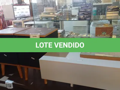 LOTE 347 - 01 MESINHA DE CENTRO E 02 CÔMODAS PARA CABECEIRA (NO ESTADO) ATENÇÃO! FAZER A VISITAÇÃO ANTES DE ARREMATAR, NÃO SABEMOS SE FUNCIONA. LEILÃO NÃO TEM GARANTIA E NEM DEVOLUÇÃO, SUJEITO A POSSÍVEIS AVARIAS VISÍVEIS/OCULTAS E/OU AUSÊNCIA DE COMPONENTES.