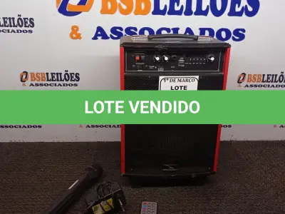 LOTE 331 - 01 CAIXA DE SOM COM MICROFONE. ESTADO) ATENÇÃO! FAZER A VISITAÇÃO ANTES DE ARREMATAR, NÃO SABEMOS SE FUNCIONA. LEILÃO NÃO TEM GARANTIA E NEM DEVOLUÇÃO, SUJEITO A POSSÍVEIS AVARIAS VISÍVEIS/OCULTAS E/OU AUSÊNCIA DE COMPONENTES.