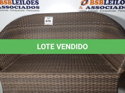 LOTE 075 - 01 GARDEN SOFA (SOFÁ DE JARDIM). (NO ESTADO EM QUE SE ENCONTRA. SUJEITO A AVARIAS OCULTAS/VISÍVEIS.) AV9901Y