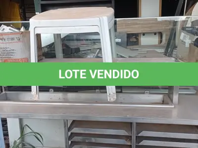 LOTE 438 - 01 BALCÃO EXPOSITOR EM VIDRO E INOX. (NO ESTADO) ATENÇÃO! FAZER A VISITAÇÃO ANTES DE ARREMATAR, NÃO SABEMOS SE FUNCIONA. LEILÃO NÃO TEM GARANTIA E NEM DEVOLUÇÃO, SUJEITO A POSSÍVEIS AVARIAS VISÍVEIS/OCULTAS E/OU AUSÊNCIA DE COMPONENTES. (OBS. AS 02 MESAS E A CAIXA DE PAPELÃO NÃO FAZEM PARTE DO LOTE.)