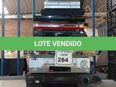 LOTE 284 - 01 LOTE COM APARELHOS DE VHS E DVD’S DIVERSOS MODELOS. (NO ESTADO) ATENÇÃO! FAZER A VISITAÇÃO ANTES DE ARREMATAR, NÃO SABEMOS SE FUNCIONA. LEILÃO NÃO TEM GARANTIA E NEM DEVOLUÇÃO, SUJEITO A POSSÍVEIS AVARIAS VISÍVEIS/OCULTAS E/OU AUSÊNCIA DE COMPONENTES.