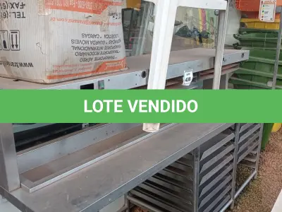 LOTE 438 - 01 BALCÃO EXPOSITOR EM VIDRO E INOX. (NO ESTADO) ATENÇÃO! FAZER A VISITAÇÃO ANTES DE ARREMATAR, NÃO SABEMOS SE FUNCIONA. LEILÃO NÃO TEM GARANTIA E NEM DEVOLUÇÃO, SUJEITO A POSSÍVEIS AVARIAS VISÍVEIS/OCULTAS E/OU AUSÊNCIA DE COMPONENTES. (OBS. AS 02 MESAS E A CAIXA DE PAPELÃO NÃO FAZEM PARTE DO LOTE.)