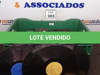 LOTE 303 - 01 CAIXA COM DIVERSOS DISCOS DE VINIL. (NO ESTADO) ATENÇÃO! FAZER A VISITAÇÃO ANTES DE ARREMATAR, NÃO SABEMOS SE FUNCIONA. LEILÃO NÃO TEM GARANTIA E NEM DEVOLUÇÃO, SUJEITO A POSSÍVEIS AVARIAS VISÍVEIS/OCULTAS E/OU AUSÊNCIA DE COMPONENTES.