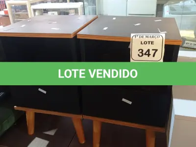 LOTE 347 - 01 MESINHA DE CENTRO E 02 CÔMODAS PARA CABECEIRA (NO ESTADO) ATENÇÃO! FAZER A VISITAÇÃO ANTES DE ARREMATAR, NÃO SABEMOS SE FUNCIONA. LEILÃO NÃO TEM GARANTIA E NEM DEVOLUÇÃO, SUJEITO A POSSÍVEIS AVARIAS VISÍVEIS/OCULTAS E/OU AUSÊNCIA DE COMPONENTES.