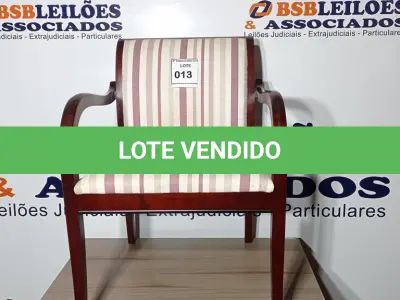 LOTE 013 - 01 CADEIRA ACENTO LISTRADO. (NO ESTADO EM QUE SE ENCONTRA. SUJEITO A AVARIAS OCULTAS/VISÍVEIS.)
