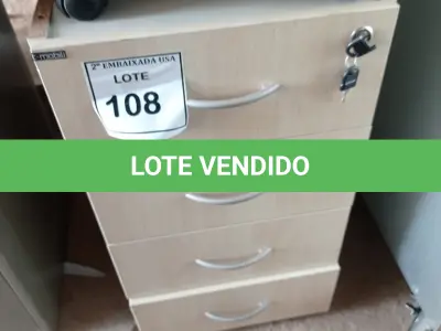 LOTE 108 - 01 GAVETEIRO EM MADEIRA 04 GAVETAS. (NO ESTADO EM QUE SE ENCONTRA. SUJEITO A AVARIAS OCULTAS/VISÍVEIS.)
