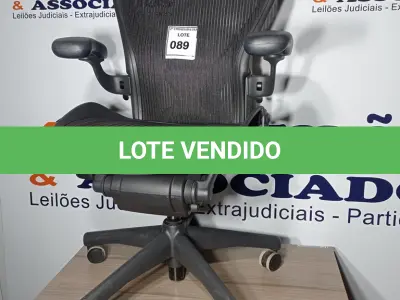 LOTE 089 - 01 CADEIRA DE ESCRITÓRIO COM RODINHAS- HERMAN MILLER. (NO ESTADO EM QUE SE ENCONTRA. SUJEITO A AVARIAS OCULTAS/VISÍVEIS.)