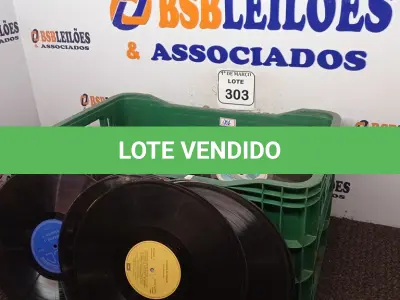 LOTE 303 - 01 CAIXA COM DIVERSOS DISCOS DE VINIL. (NO ESTADO) ATENÇÃO! FAZER A VISITAÇÃO ANTES DE ARREMATAR, NÃO SABEMOS SE FUNCIONA. LEILÃO NÃO TEM GARANTIA E NEM DEVOLUÇÃO, SUJEITO A POSSÍVEIS AVARIAS VISÍVEIS/OCULTAS E/OU AUSÊNCIA DE COMPONENTES.