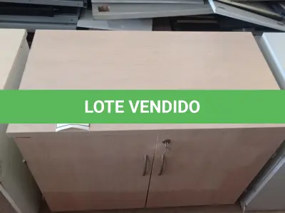 LOTE 132 - 01 ARMÁRIO BAIXO EM MADEIRA 02 PORTAS NA COR CLARA. (KEYBOARD). (NO ESTADO EM QUE SE ENCONTRA. SUJEITO A AVARIAS OCULTAS/VISÍVEIS.)