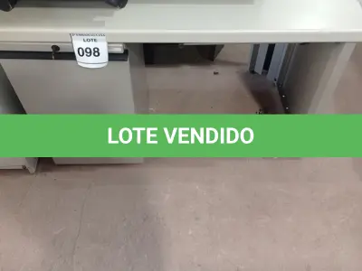 LOTE 098 - 01 MESA EM MADEIRA COM GAVETEIRO EM AÇO 02 GAVETAS.  (NO ESTADO EM QUE SE ENCONTRA. SUJEITO A AVARIAS OCULTAS/VISÍVEIS.)