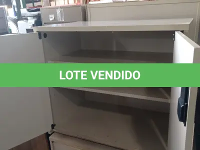 LOTE 095 - 01 ARMÁRIO BAIXO EM MADEIRA 02 PORTAS. (NO ESTADO EM QUE SE ENCONTRA. SUJEITO A AVARIAS OCULTAS/VISÍVEIS.)