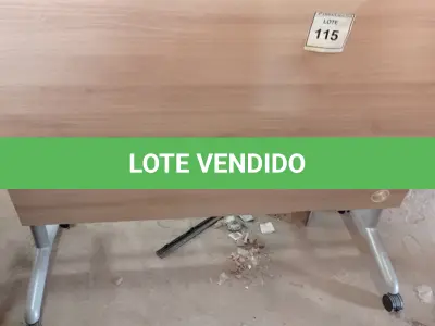 LOTE 115 - 01 MESA COM RODINHAS. (NO ESTADO EM QUE SE ENCONTRA. SUJEITO A AVARIAS OCULTAS/VISÍVEIS.)
