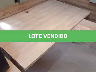 LOTE 119 - 01 MESA COM RODINHAS. (NO ESTADO EM QUE SE ENCONTRA. SUJEITO A AVARIAS OCULTAS/VISÍVEIS.)