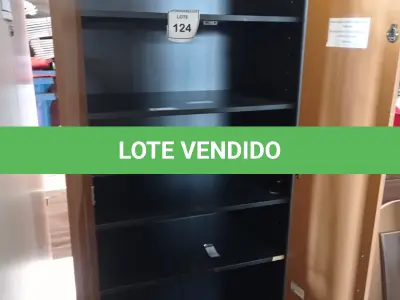 LOTE 124 - 01 ARMÁRIO ALTO EM MADEIRA 02 PORTAS. (NO ESTADO EM QUE SE ENCONTRA. SUJEITO A AVARIAS OCULTAS/VISÍVEIS.)