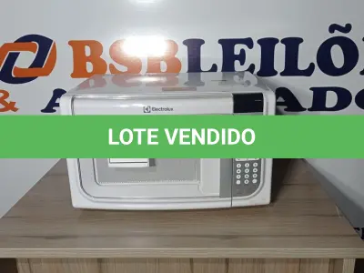 LOTE 082 - 01 MICRO-ONDAS ELECTROLUX 220V (MICROWAVE). (NO ESTADO EM QUE SE ENCONTRA. SUJEITO A AVARIAS OCULTAS/VISÍVEIS.) BH1518M