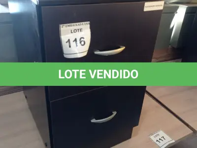 LOTE 116 - 01 GAVETEIRO MADEIRA ESCURA 02 GAVETAS. (NO ESTADO EM QUE SE ENCONTRA. SUJEITO A AVARIAS OCULTAS/VISÍVEIS.)