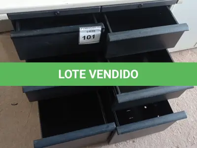 LOTE 101 - 01 MESA EM MADEIRA COM GAVETEIRO EM AÇO 06 GAVETAS.  (NO ESTADO EM QUE SE ENCONTRA. SUJEITO A AVARIAS OCULTAS/VISÍVEIS.)
